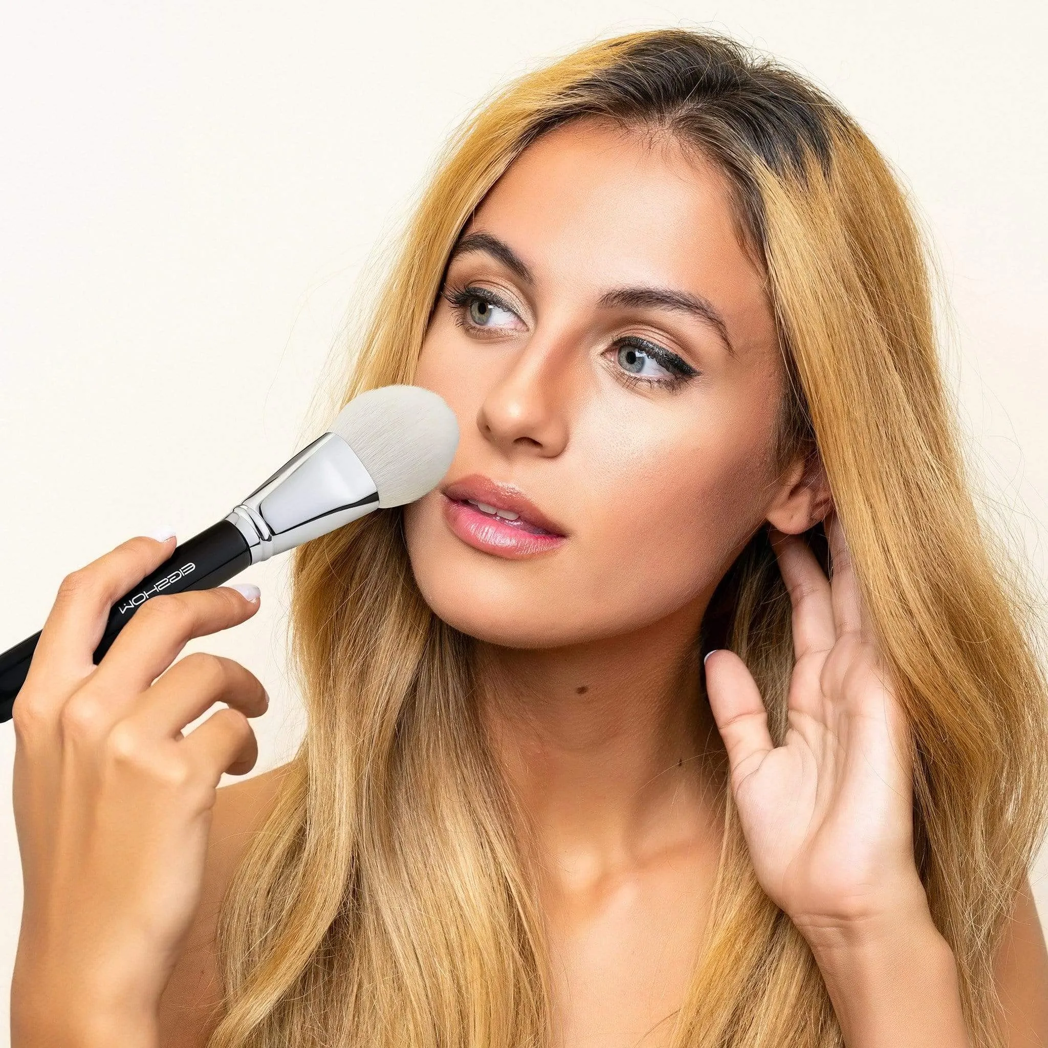 F619 - LARGE POWDER BRUSH