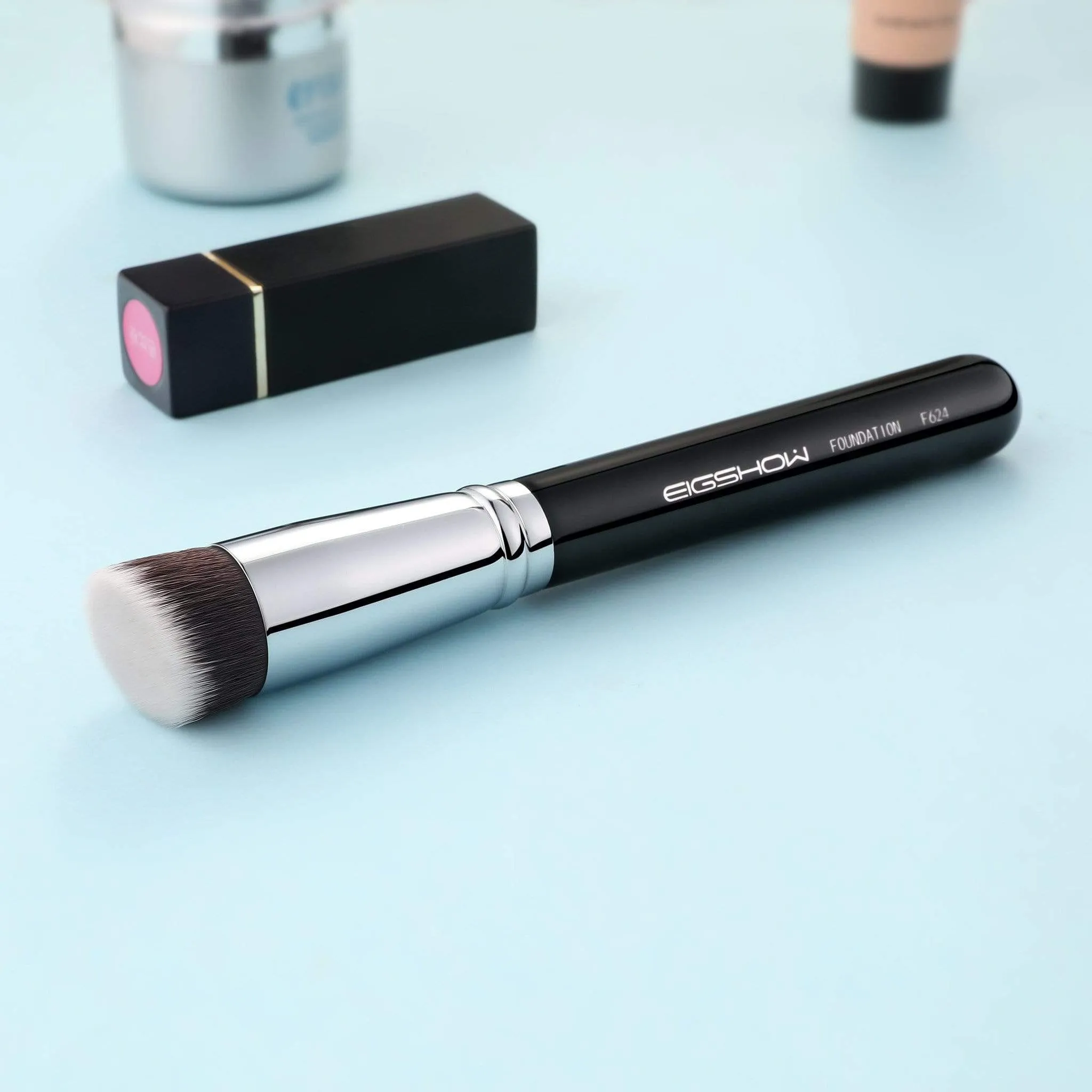 F624 - ANGLED FOUNDATION BRUSH