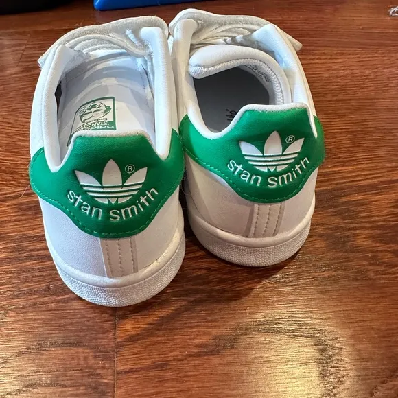 Little Boys Adidas Stan Smith white Velcro sneakers size 2.5