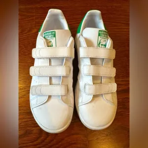 Little Boys Adidas Stan Smith white Velcro sneakers size 2.5