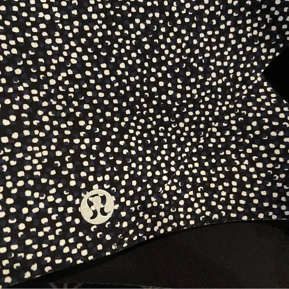 Lululemon Enlite Bra Zip Front Black and White Sports Bra. NWOT. Size 36DD.