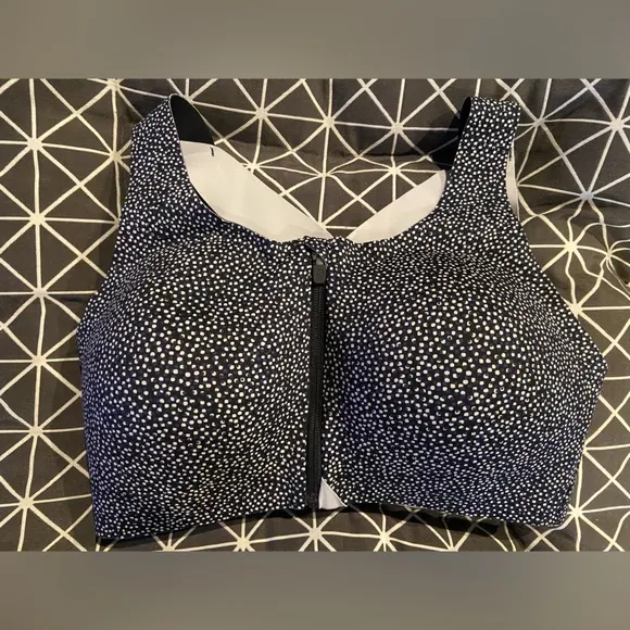 Lululemon Enlite Bra Zip Front Black and White Sports Bra. NWOT. Size 36DD.