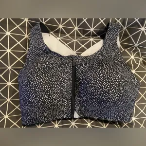 Lululemon Enlite Bra Zip Front Black and White Sports Bra. NWOT. Size 36DD.