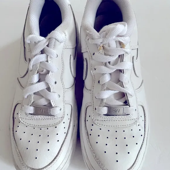 ✔️NIKE Air Force 1 “07 Sneakers Size 4Y