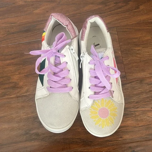 NWOT Lola   The Boys Colorful Star Sneakers with Rainbow Detail-Size 3