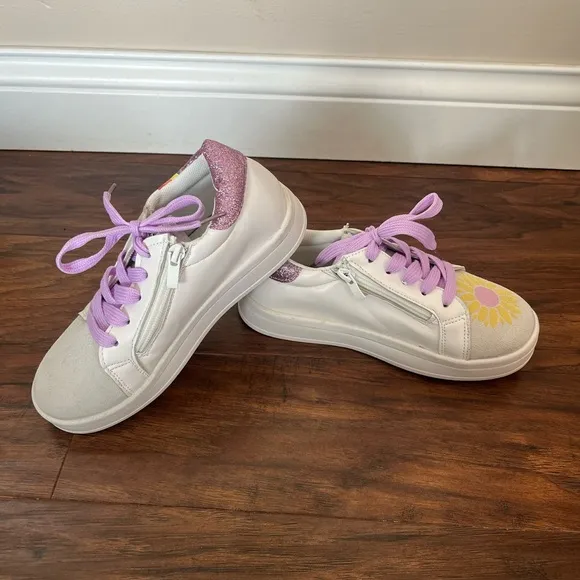 NWOT Lola   The Boys Colorful Star Sneakers with Rainbow Detail-Size 3