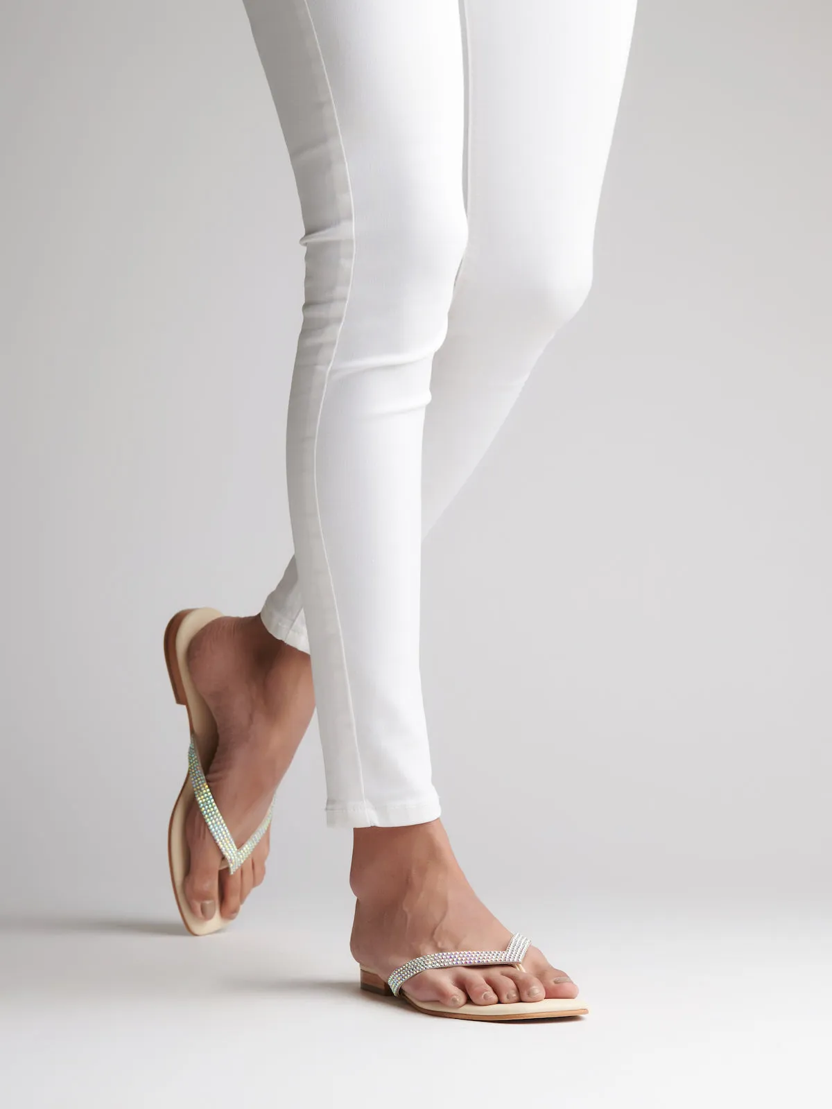 SIGNATURE DIAMANTE THONGS
